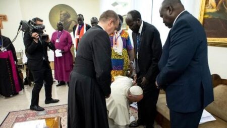 Papa, Barış İçin Sudanlı Yetkililerin Tek Tek Ayağını Öptü
