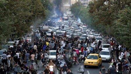 İran’da neler oluyor? Devlet televizyonu, ahlak polisi biriminin kapatıldığı haberlerini yalanladı