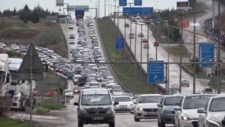 43 ilin geçiş güzergahında trafik yoğunluğu: Kilometrelerce araç kuyruğu oluştu