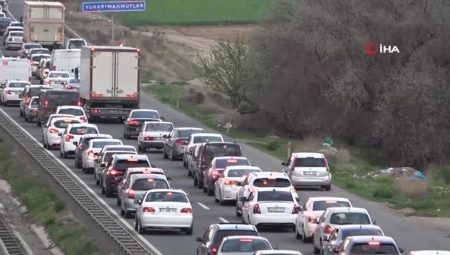 43 ilin geçiş noktasında trafik yoğunluğu: Sürücülerin dikkatsizliği kazaları da beraberinde getirdi