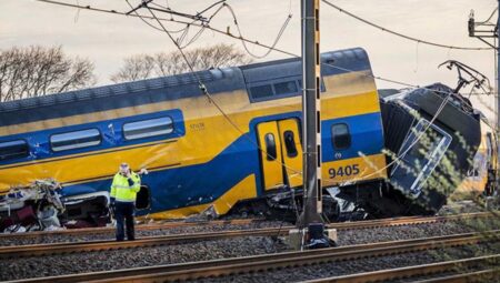Hollanda’da yolcu treni, raylarda kalan inşaat malzemeleri nedeniyle raydan çıktı: 1 ölü, 30 yaralı