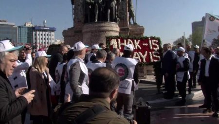 HAK-İŞ Konfederasyonu üyeleri Taksim’e çelenk bıraktı