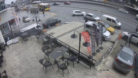 Motosiklet sürücüsü makas atan otomobilin çarpmasıyla metrelerce sürüklendi